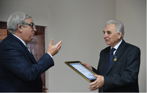 Academicianul Gheorghe Duca, președintele AȘM, înmânează profesorului universitar Viorel Prisacari medalia „Nicolae Milescu Spătarul”, 26 mai 2017