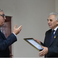 Academicianul Gheorghe Duca, președintele AȘM, înmânează profesorului  universitar Viorel Prisacari medalia „Nicolae Milescu Spătarul”, 26 mai 2017